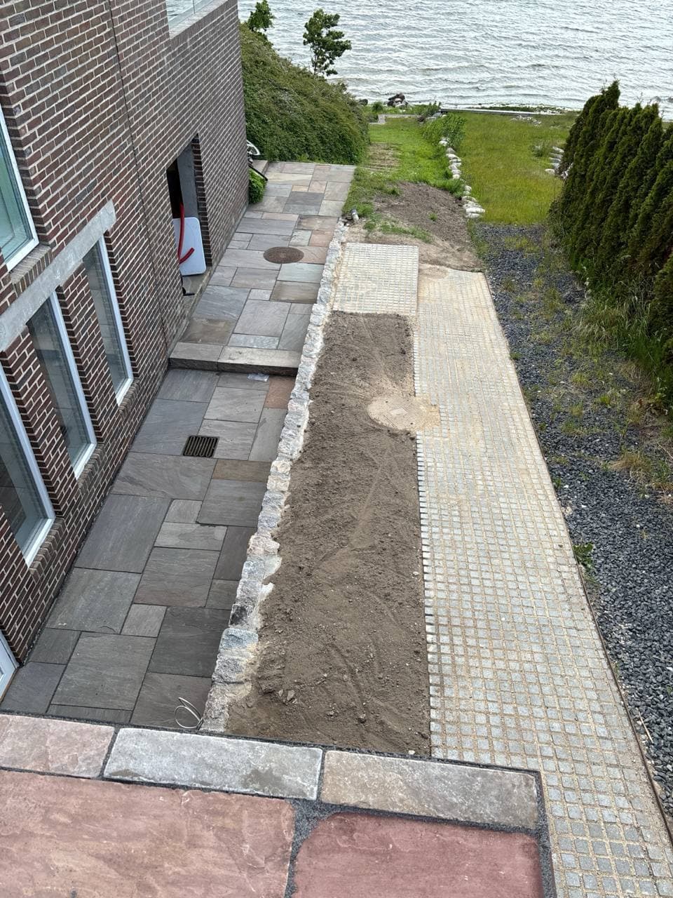 Belægning og afvanding under udførelse ved et kystnært byggeprojekt